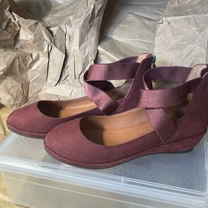 Gentle Souls by Kenneth Cole - Women’s size 6 - Burgundy low wedge ankle wrap
